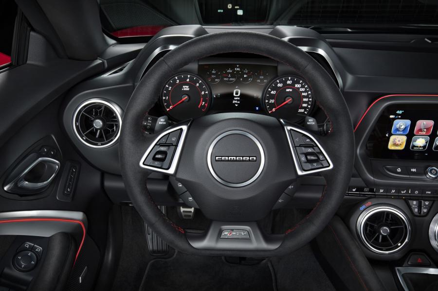 Панель приборов Chevrolet Camaro ZL1 2016 года  (фото 34 из 38)